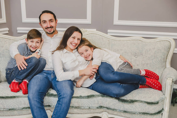 Mükemmel bir aile fotoğrafı. Kucaklayan, gülümseyen ve Noel zamanının sıcaklığını birleştiren.. - Fotoğraf, Görsel