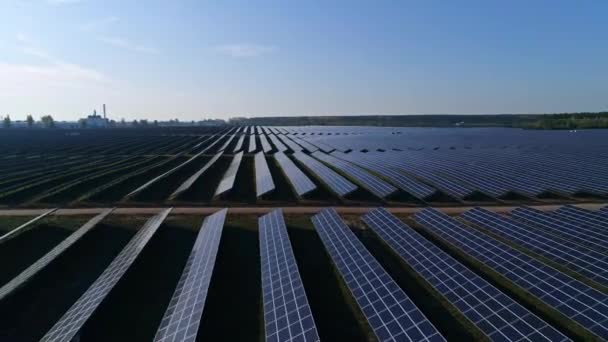 Légi felvétel. Repülj előre a napelem farm felett. Megújuló környezetbarát alternatív energia - Felvétel, videó