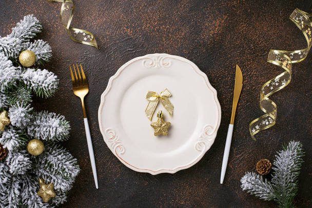 Christmas table setting and golden decor - Фото, изображение