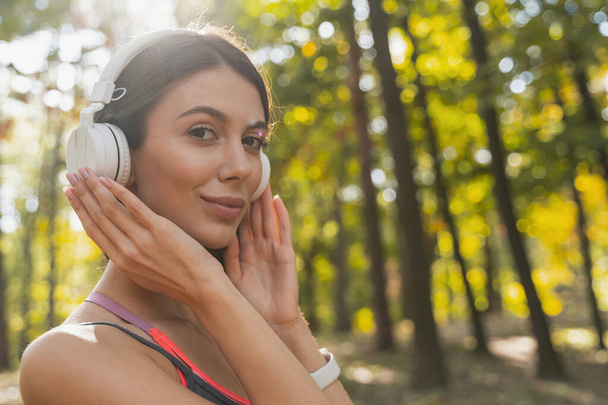 Cheerful lady enjoying the music in her ears - Foto, Bild