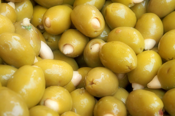 vihreät oliivit ja basilika
 - Valokuva, kuva