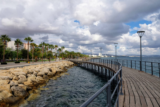 Resort da cidade na costa. Limassol
 - Foto, Imagem