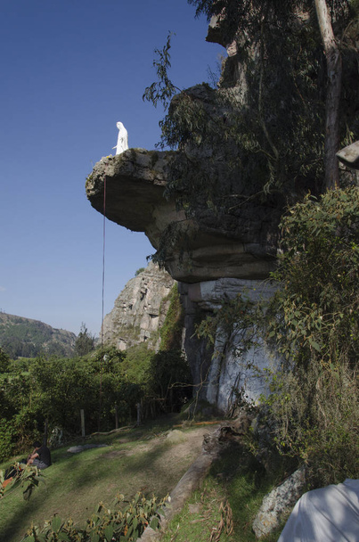 Statue der Jungfrau der Wunder auf den Felsen von Suesca - Foto, Bild