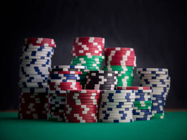Stapel von Pokerchips am grünen Tisch - Foto, Bild