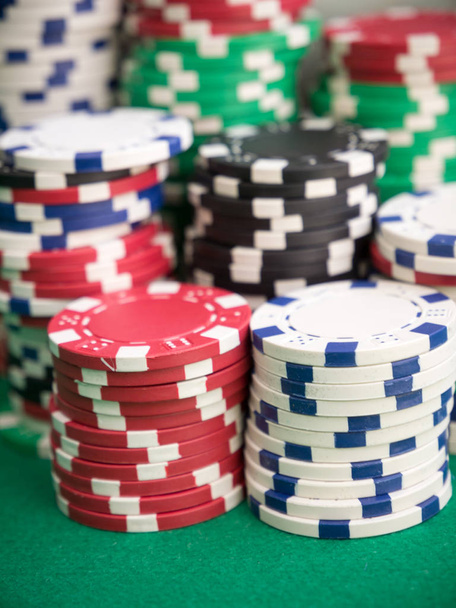 Hromady pokerových žetonů na zeleném stole - Fotografie, Obrázek