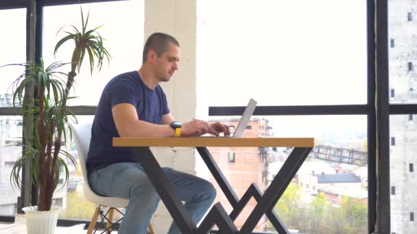 大人男作業ノートパソコンに座ってオープンスペースオフィス - 映像、動画