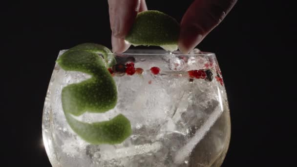Fizzy gin drink with lime - Footage, Video