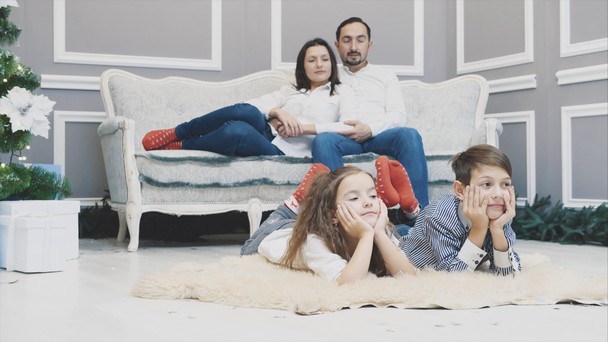 Slow motion 4k video van mooie familieleden in rode sokken zijn in afwachting van het nieuwe jaar. - Video
