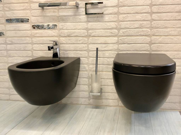 Fekete WC és bidé a fürdőszobában.  - Fotó, kép