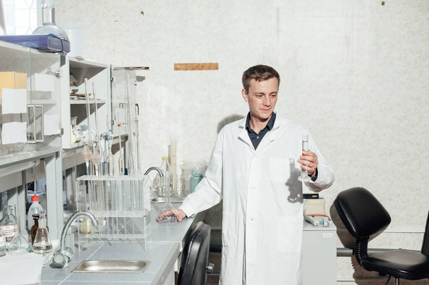 científico masculino realiza experimentos químicos con fluidos en laboratorio médico
 - Foto, Imagen
