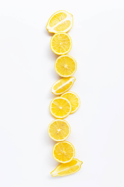 Свіжі скибочки лимона на білому тлі
. - Фото, зображення