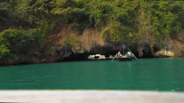 ボートツアーでは、ベトナムのハロン湾の石灰岩の洞窟を通って観光客を連れて行きます。観光地として人気 - 映像、動画
