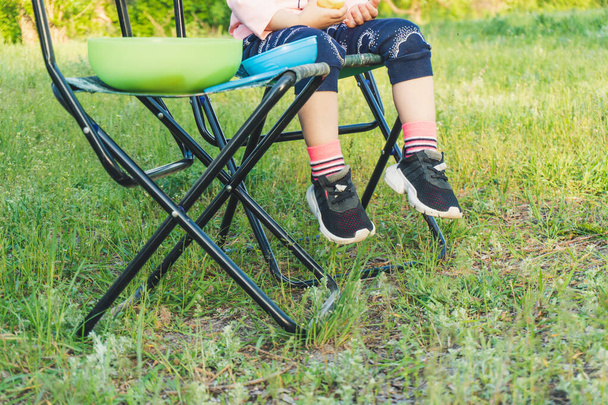 Nohy malé holčičky sedící na židli - Fotografie, Obrázek