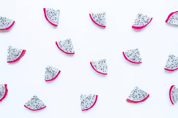 Drachenfrucht, Pitaya-Scheiben isoliert auf weiß  - Foto, Bild