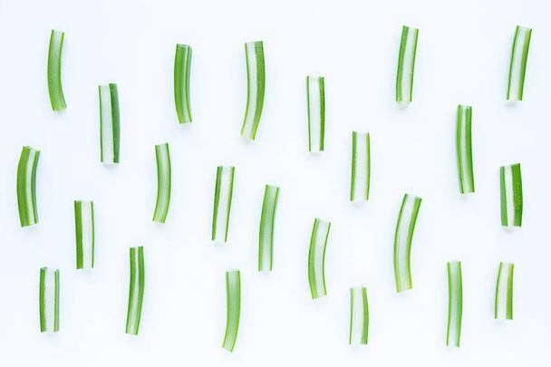 Aloe Vera вирізьблені шматочки на білому тлі.  - Фото, зображення