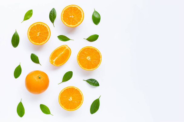 Friss narancsszínű citrusfélék fehér háttérb izolált levelekkel - Fotó, kép