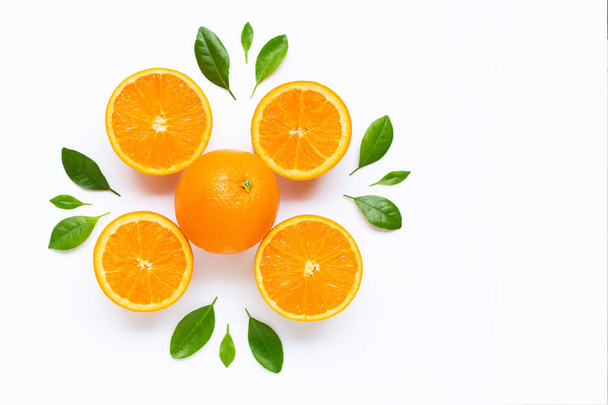 Cítricos naranjas frescas con hojas aisladas sobre fondo blanco
 - Foto, Imagen