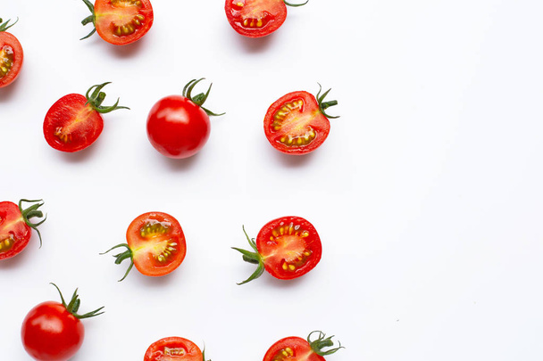 Tomates fraîches, entières et demi-coupées isolées sur fond blanc
. - Photo, image