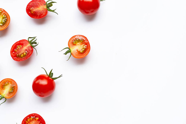 Свіжі помідори, цілі з половиною нарізані ізольовані на білому тлі
. - Фото, зображення
