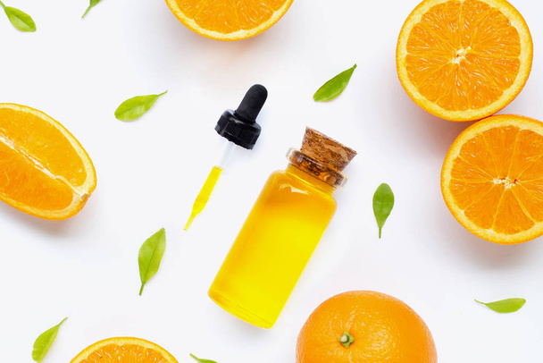 Aceite esencial de cítricos con fruta fresca de naranja aislada en blanco
  - Foto, imagen