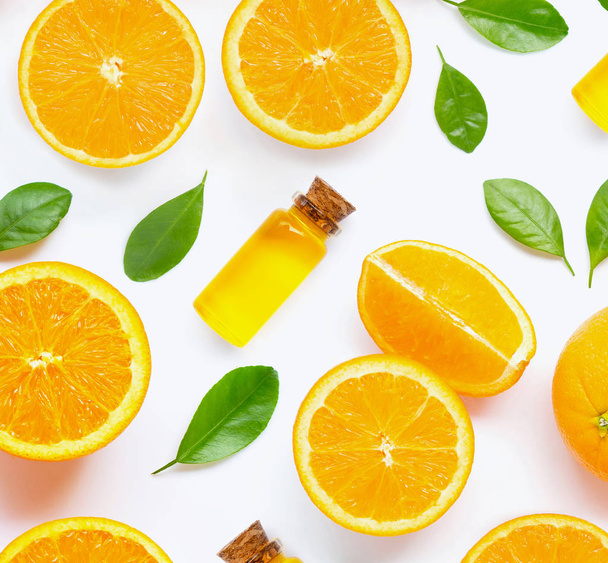 Zitrusfrüchte ätherisches Öl mit frischen Orangenfrüchten isoliert auf weiß  - Foto, Bild
