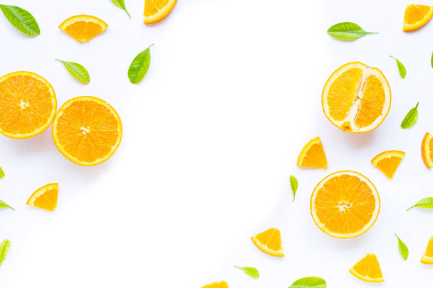 Magas C-vitamin, lédús és édes. Friss narancs gyümölcs, zöld l - Fotó, kép
