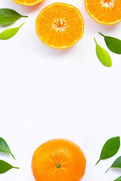Telaio realizzato in Arancione con foglie verdi isolate su fondo bianco
 - Foto, immagini