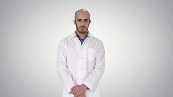 Eğilim geçmişi olan genç, ciddi bir Arap doktor.. - Video, Çekim