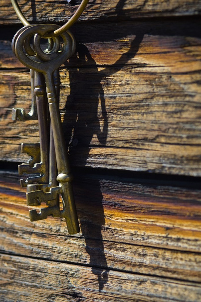 altmodische Schlüssel an der Blockwand - Foto, Bild