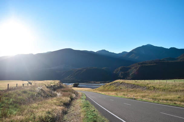 Τοπίο δρόμο με το βουνό με την ανατολή για τον ταξιδιώτη στις διακοπές - Φωτογραφία, εικόνα