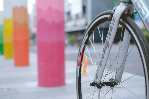 A shallow focus shot of a bicycle wheel - Φωτογραφία, εικόνα