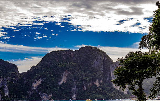 Z widokiem na zatokę na wyspie Phi Phi, Krabi Tajlandia - Zdjęcie, obraz