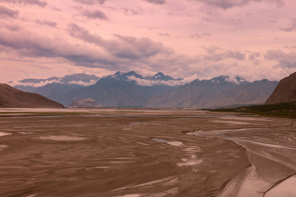 vista del paisaje del río Indo que fluye a través del frío desierto de Katpana en Skardu, Gilgit jalá, Pakistán
. - Foto, imagen