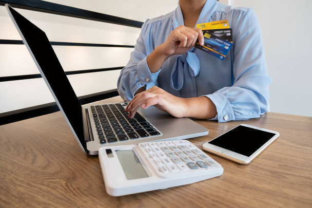 Business γυναίκα καταναλωτής Holding πιστωτική κάρτα και smartphone για ηλεκτρονικές αγορές και πληρωμή κάνει μια αγορά στο διαδίκτυο - Φωτογραφία, εικόνα
