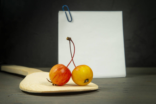 Recipe concept with wild apples and sticky notes - Valokuva, kuva