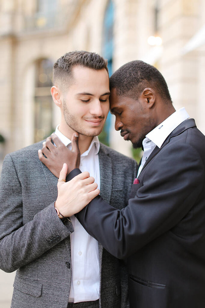 afro americano gay abraço caucasiano menino
. - Foto, Imagem