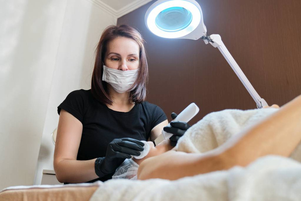 Portrait of beautician woman working with female patient at beauty clinic - Photo, Image