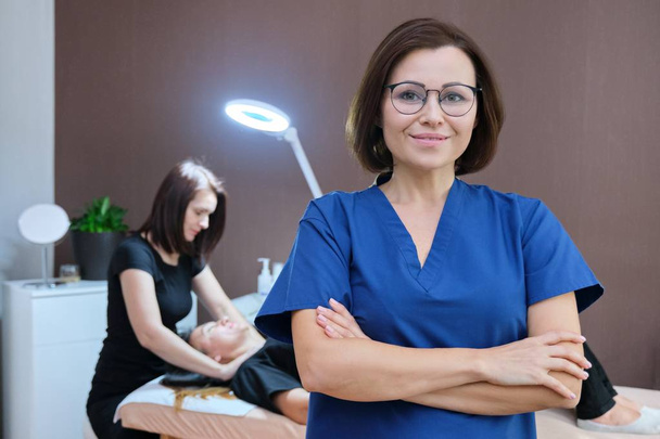 Porträt einer Kosmetikerin mit verschränkten Armen in einer Schönheitsklinik. - Foto, Bild