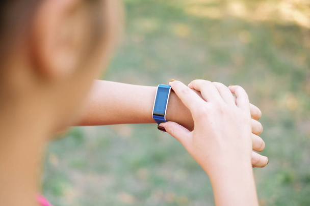 Relógio fitness inteligente em uma mão de meninas
 - Foto, Imagem