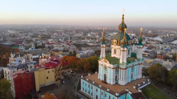 Letecký pohled na kostel sv. Andrewse v Kyjevě. - Záběry, video
