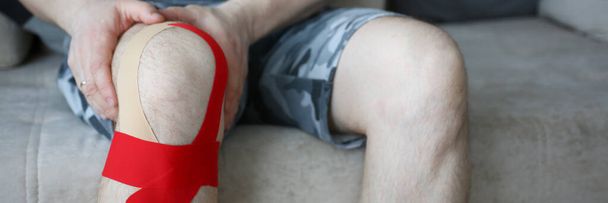Patient avec articulation douloureuse de la jambe
 - Photo, image