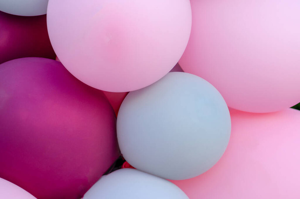 Feestconcept. Achtergrond van veelkleurige ballonnen van verschillende vormen en kleuren - Foto, afbeelding