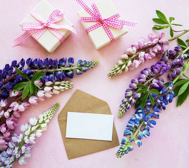 Blahopřání k pozdravu s květy lupinu - Fotografie, Obrázek