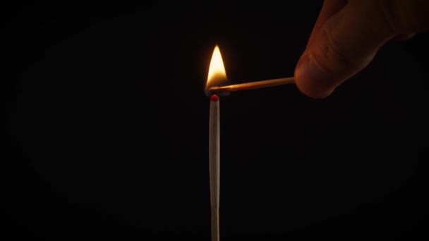 geïsoleerde vlam branden op een lucifer op een zwarte achtergrond - Video