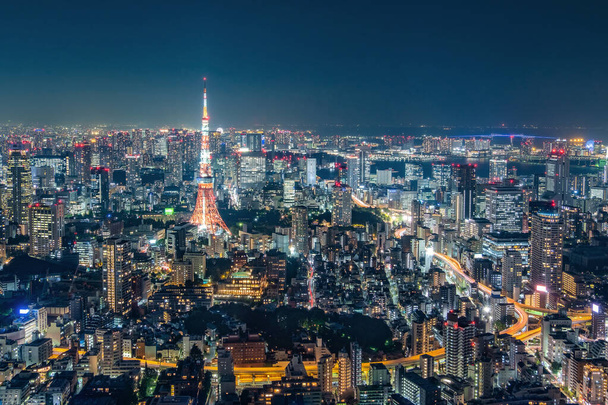 Wieczorem panoramiczne drapacze chmur z widokiem na biurowiec i centrum Tokio. Japonia, Azja. - Zdjęcie, obraz