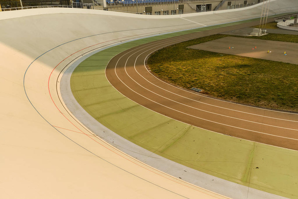 Бігова доріжка в спортивному стадіоні
 - Фото, зображення