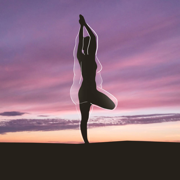 Silueta de mujer en forma haciendo yoga al atardecer
 - Foto, Imagen