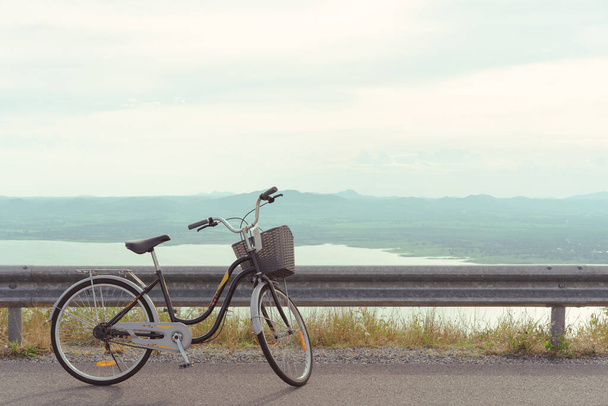 Loisirs vélo avec une vue imprenable sur le lac et les montagnes activité piste cyclable week-end avec de jolis paysages
 - Photo, image