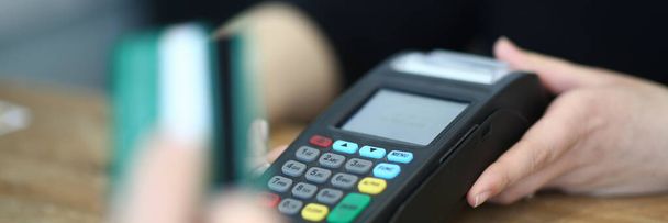 Ψηφιακές πληρωμές για υπηρεσία μέσω τερματικού πληρωμών - Φωτογραφία, εικόνα