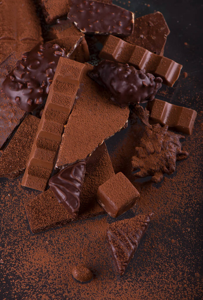 dark chocolate over wooden background, selective focus - Foto, afbeelding